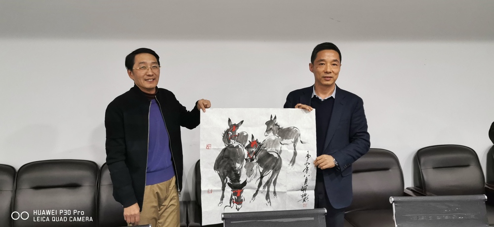 图为燕京书画社画家赵路先生向慈航集团温总赠送书画作品图为燕京书画